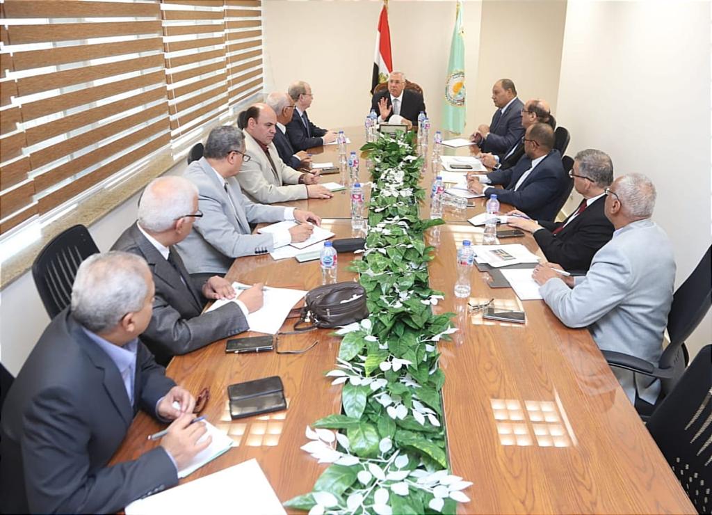 وزير الزراعة في اجتماع مع قيادات الوزارة