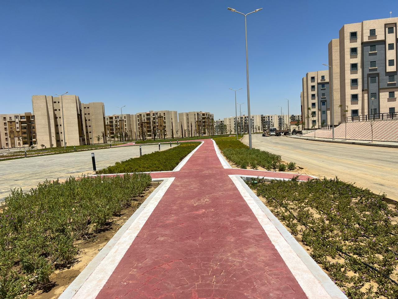 وزير الاسكان يتفقد المشروعات الجاري تنفيذها بأكتوبر الجديدة