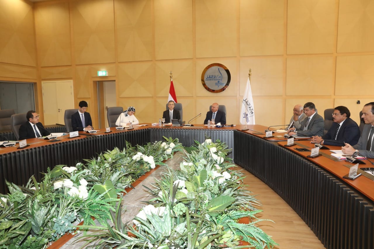 وزير النقل في اجتماع مع السفير الياباني بالقاهرة