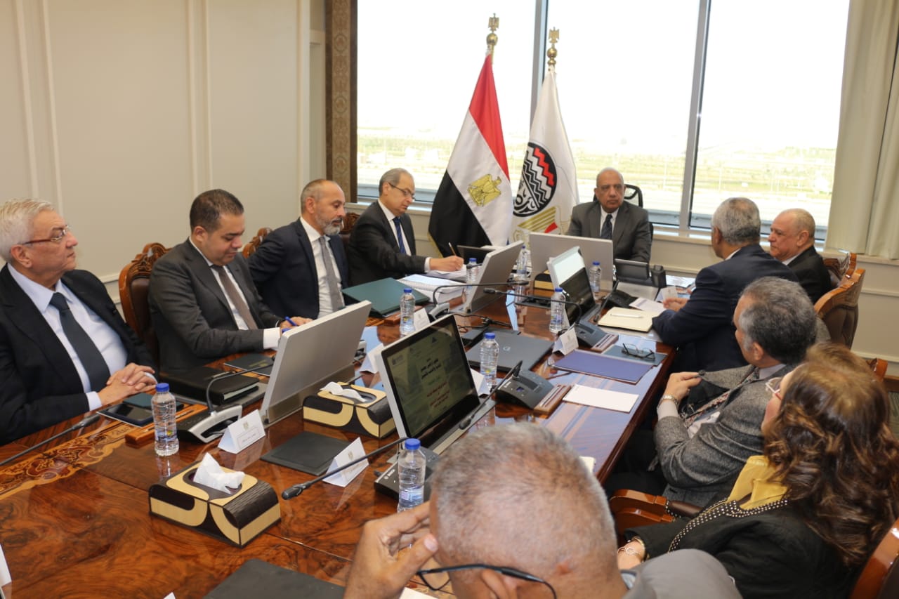 وزير قطاع الأعمال يستعرض المخطط العام لإقامة مشروع عمراني