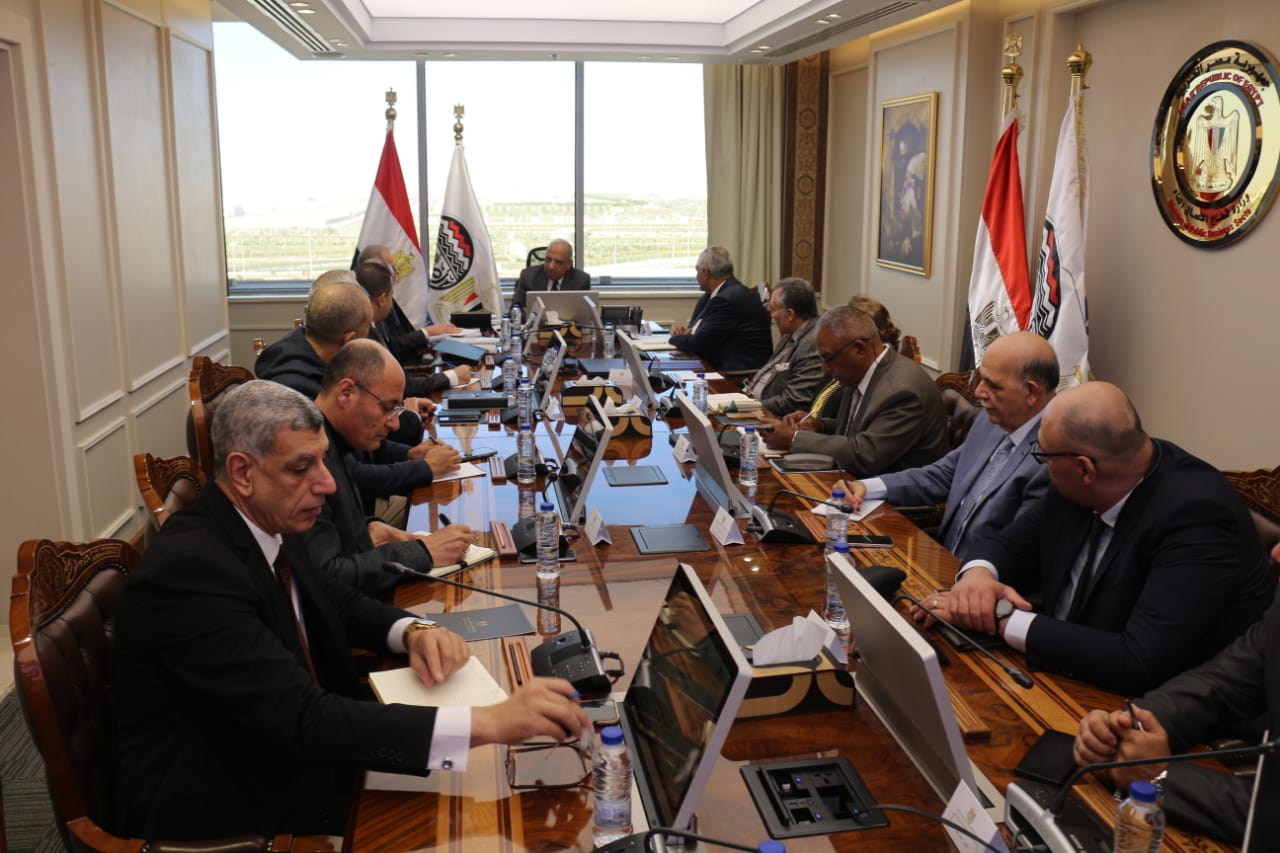 وزير قطاع الأعمال يستعرض المخطط العام لإقامة مشروع عمراني