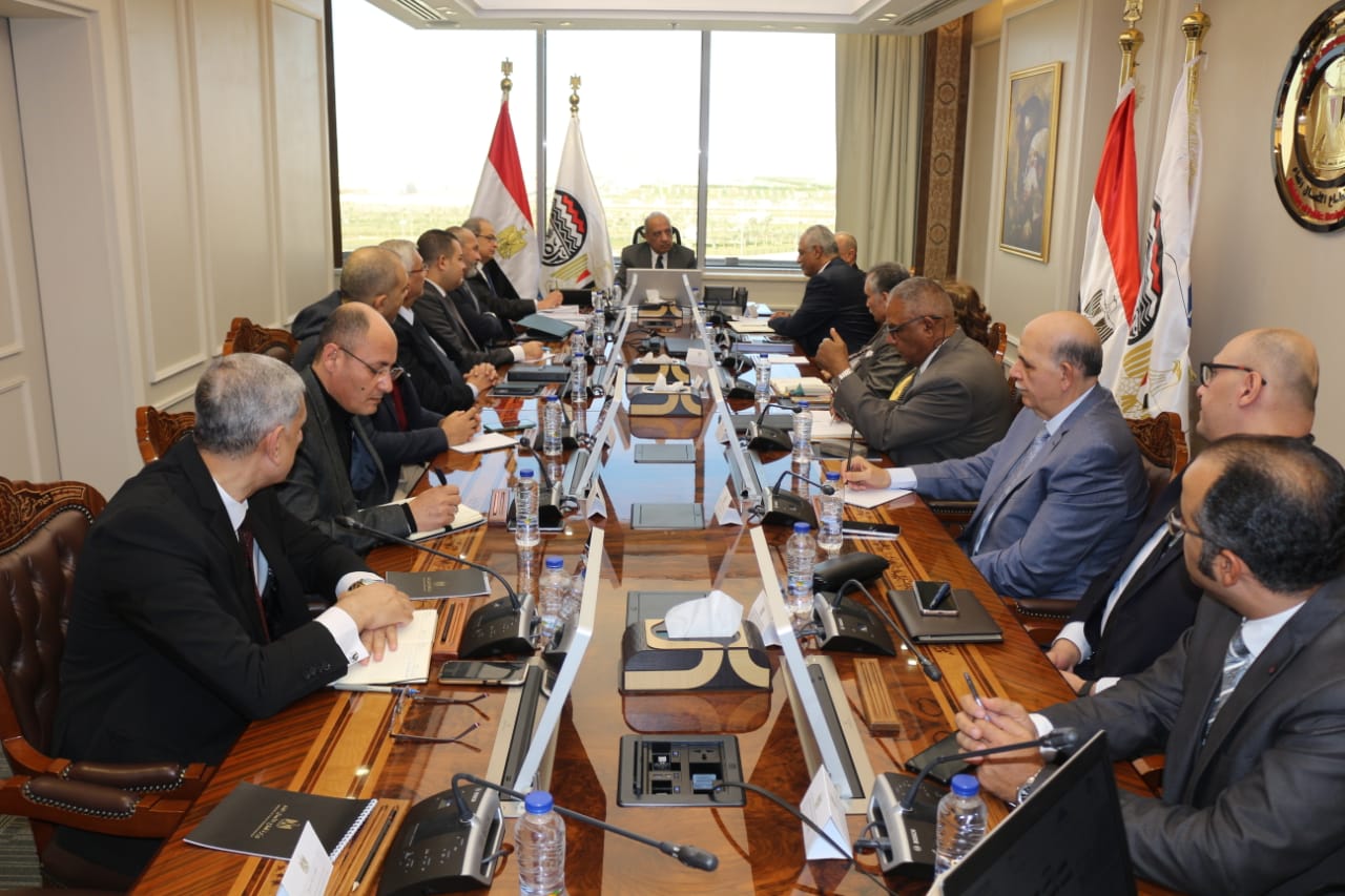 وزير قطاع الأعمال يستعرض المخطط العام لإقامة مشروع عمراني