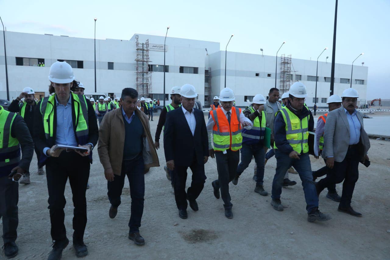 الوزير يتفقد مشرعي مونوريل شرق وغرب النيل