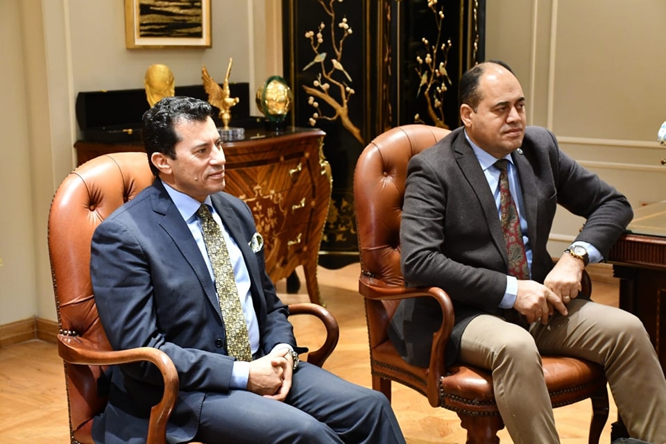وزير الشباب والرياضة يلتقي رئيس الاتحاد المصري للرماية