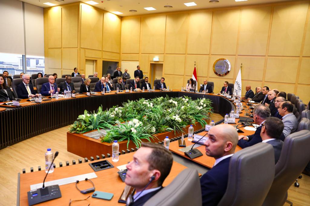 المشاط والوزير يشهدان توقيع اتفاقيات التمويل الخاصة