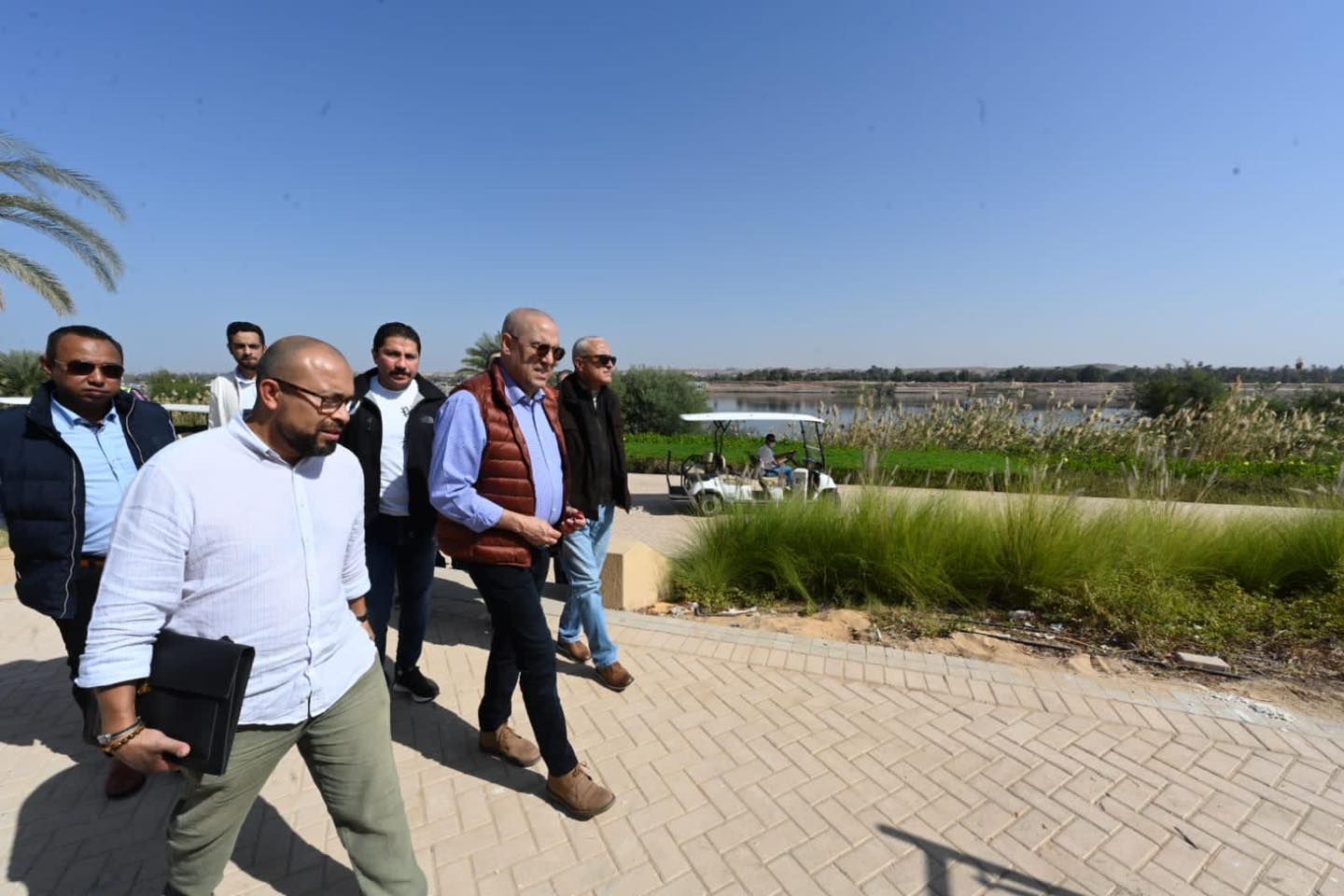 وزير الاسكان يتفقد مشروعات الشريط النهرى السياحى