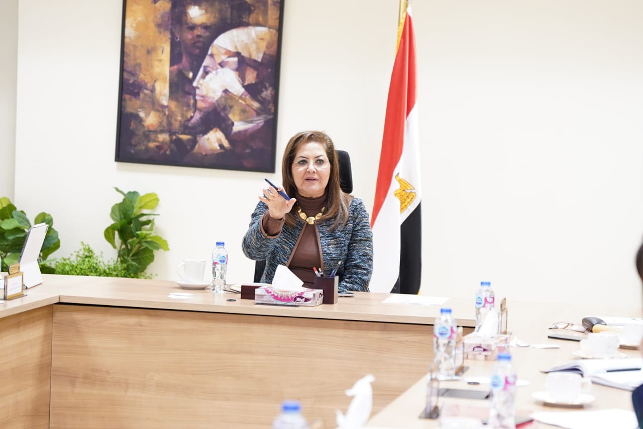 وزيرة التخطيط تبدأ مناقشة أولويات الخطة الاستثمارية للعام المالي القادم