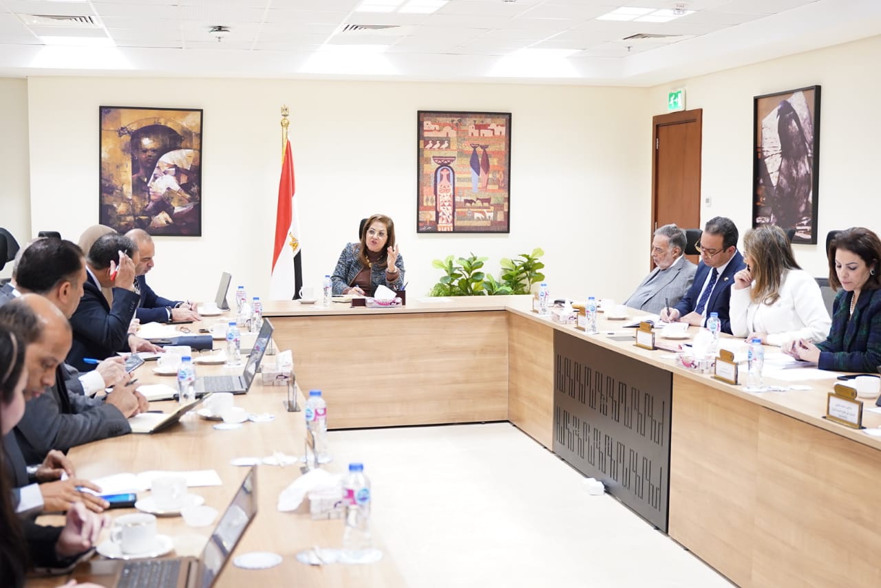 وزيرة التخطيط تبدأ مناقشة أولويات الخطة الاستثمارية للعام المالي القادم
