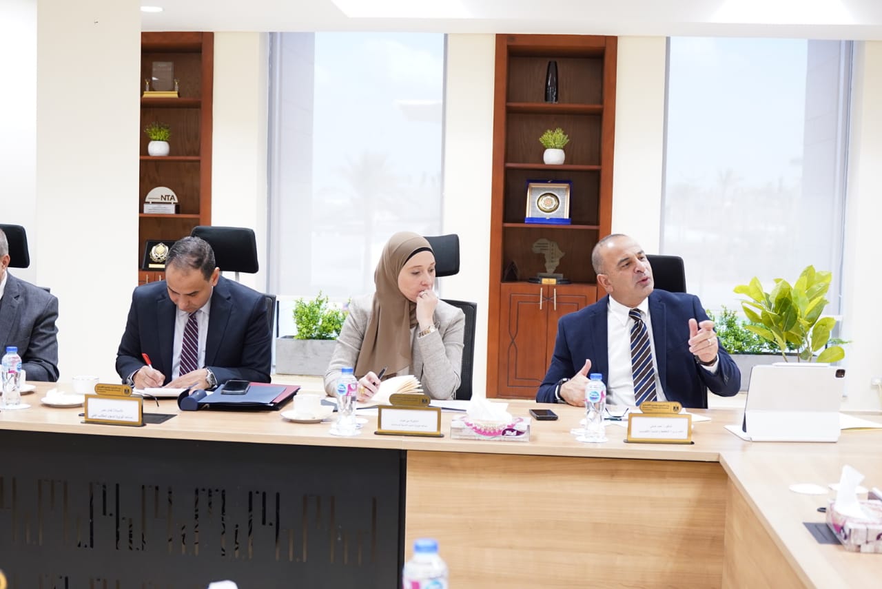 وزيرة التخطيط تبدأ مناقشة أولويات الخطة الاستثمارية للعام المالي القادم