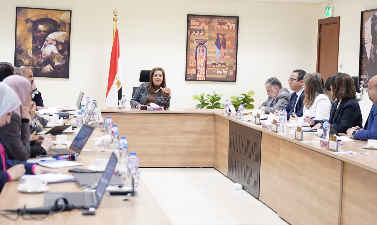 وزيرة التخطيط تبدأ مناقشة أولويات الخطة الاستثمارية للعام المالي القادم