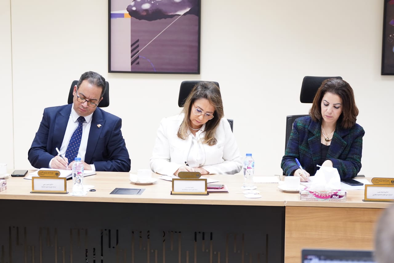 وزيرة التخطيط تبدأ مناقشة أولويات الخطة الاستثمارية للعام المالي القادم