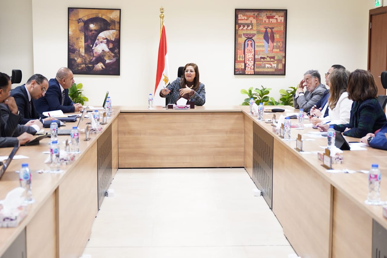وزيرة التخطيط تبدأ مناقشة أولويات الخطة الاستثمارية للعام المالي القادم