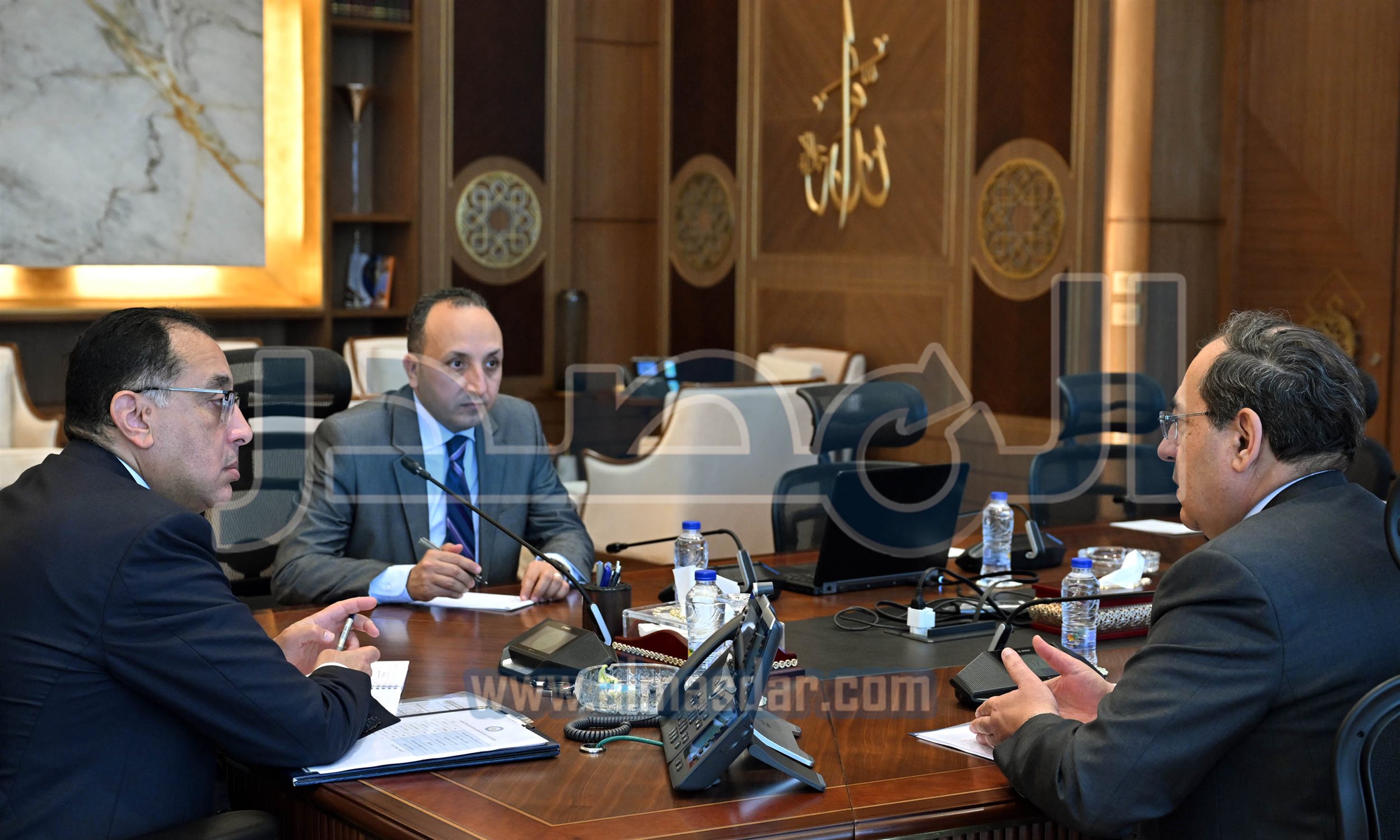 رئيس الوزراء في اجتماع مع وزير البترول