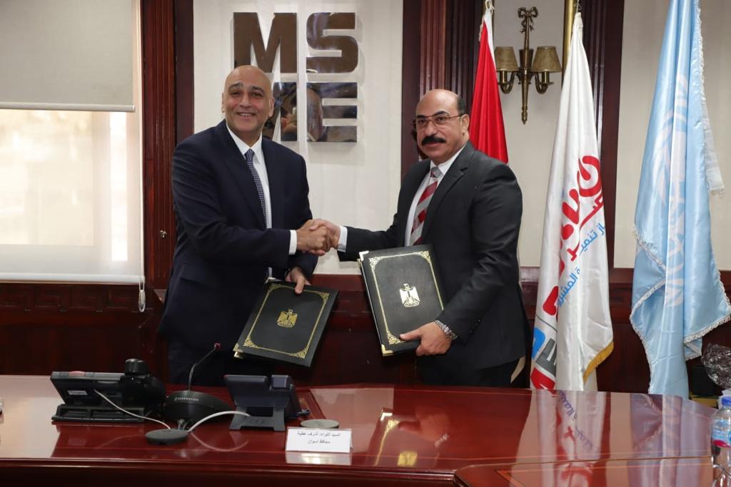 توقيع عقود بين جهاز تنمية المشروعات ومحافظة أسوان