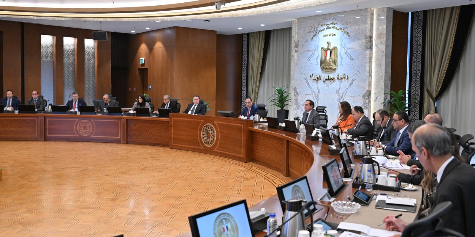 رئيس الوزراء في اجتماع المجموعة الاقتصادية