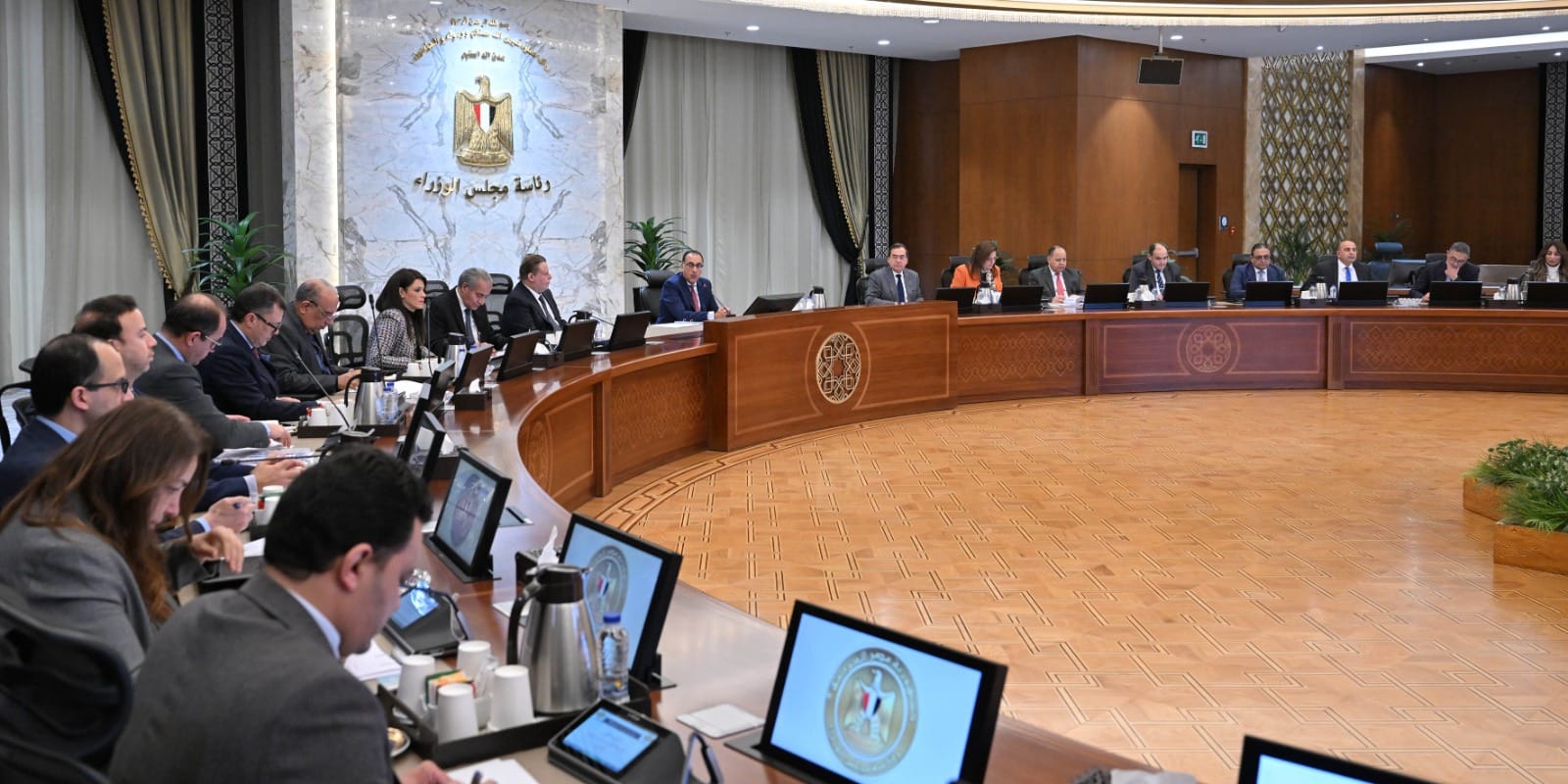 رئيس الوزراء في اجتماع المجموعة الاقتصادية