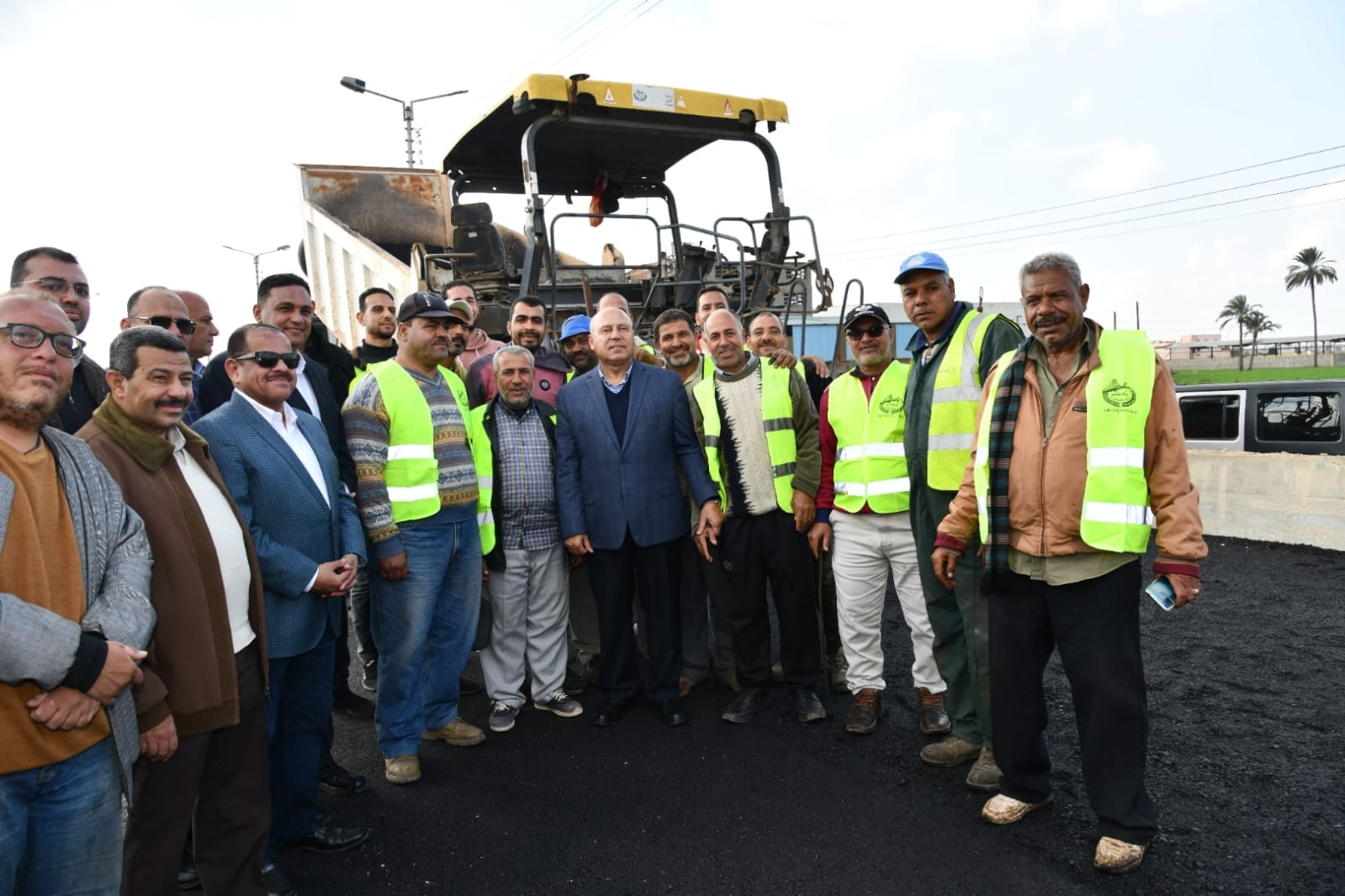 وزير النقل يتفقد مشروعات الطرق والكباري والسكك الحديدية