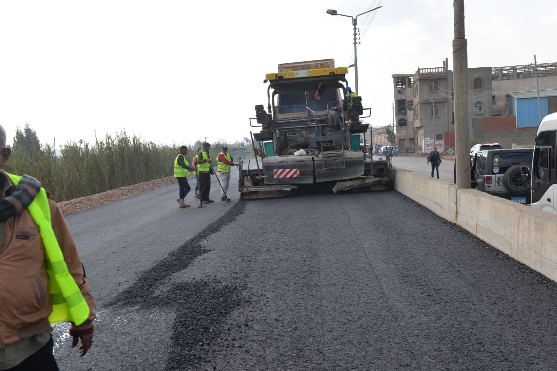 وزير النقل يتفقد مشروعات الطرق والكباري والسكك الحديدية