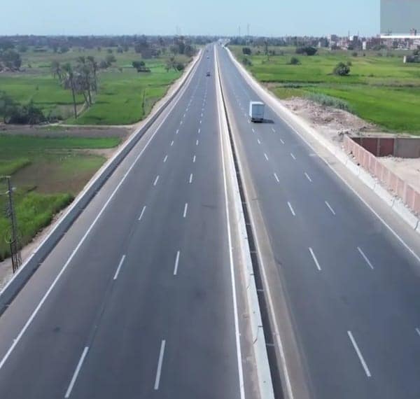 وزير النقل يتفقد مشروعات الطرق والكباري والسكك الحديدية