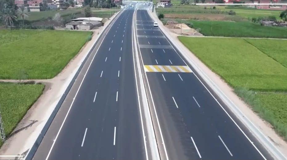 وزير النقل يتفقد مشروعات الطرق والكباري والسكك الحديدية