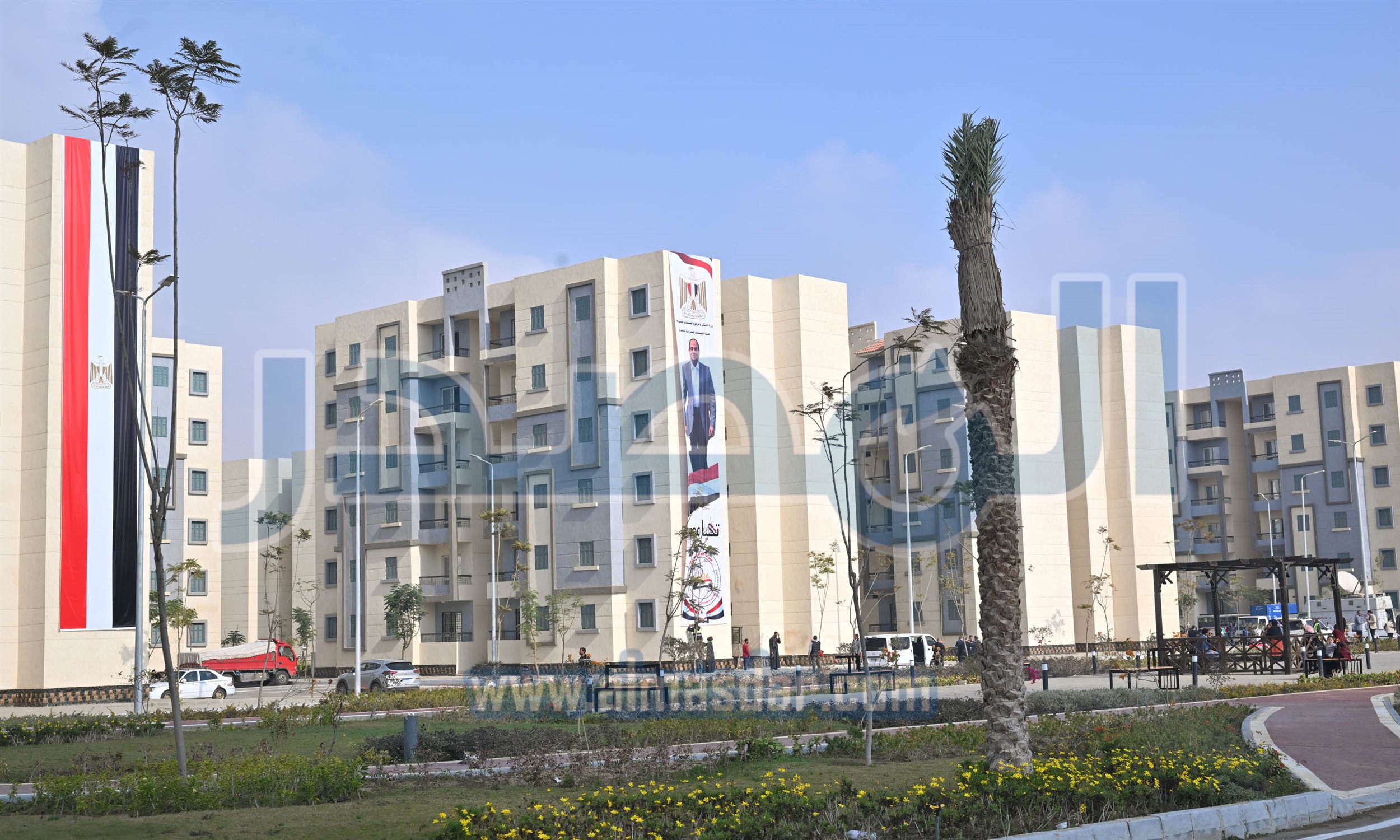 رئيس الوزراء يسلم عقود وحدات