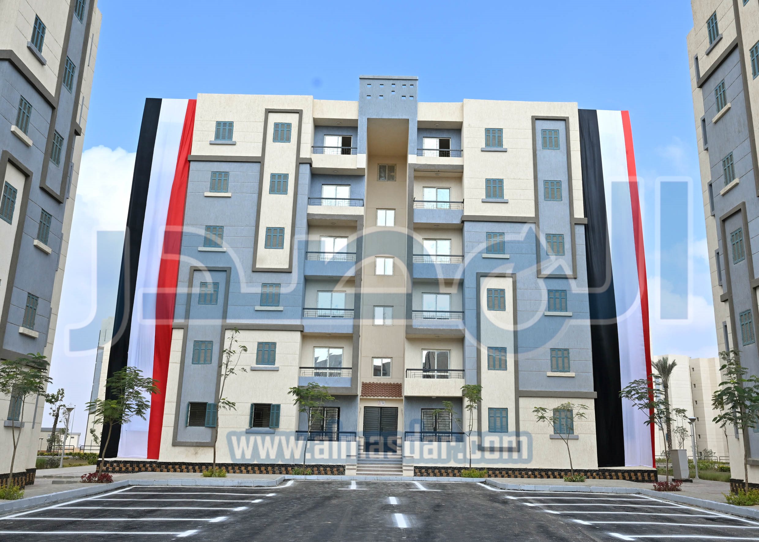 رئيس الوزراء يسلم عقود وحدات