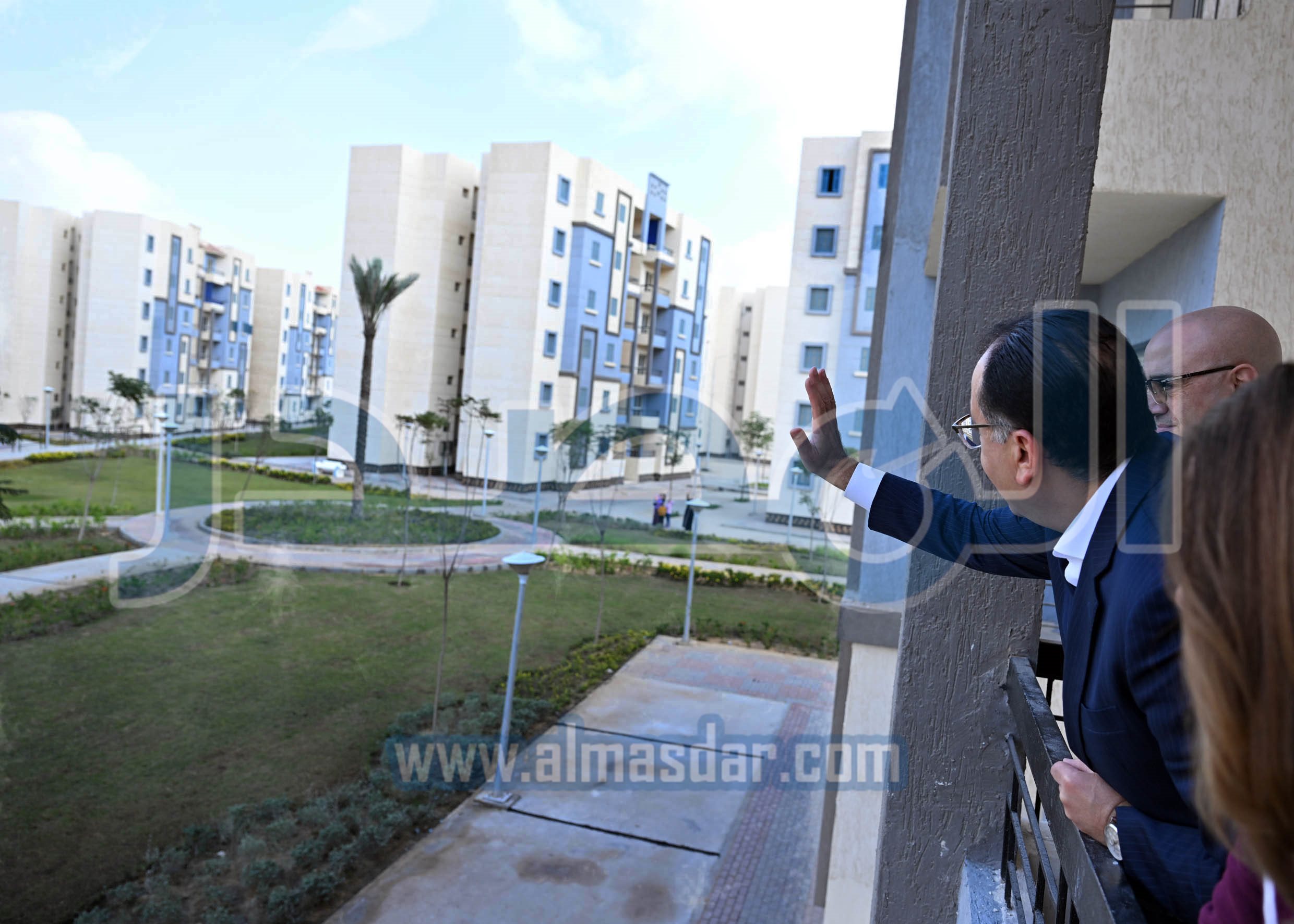 رئيس الوزراء يسلم عقود وحدات