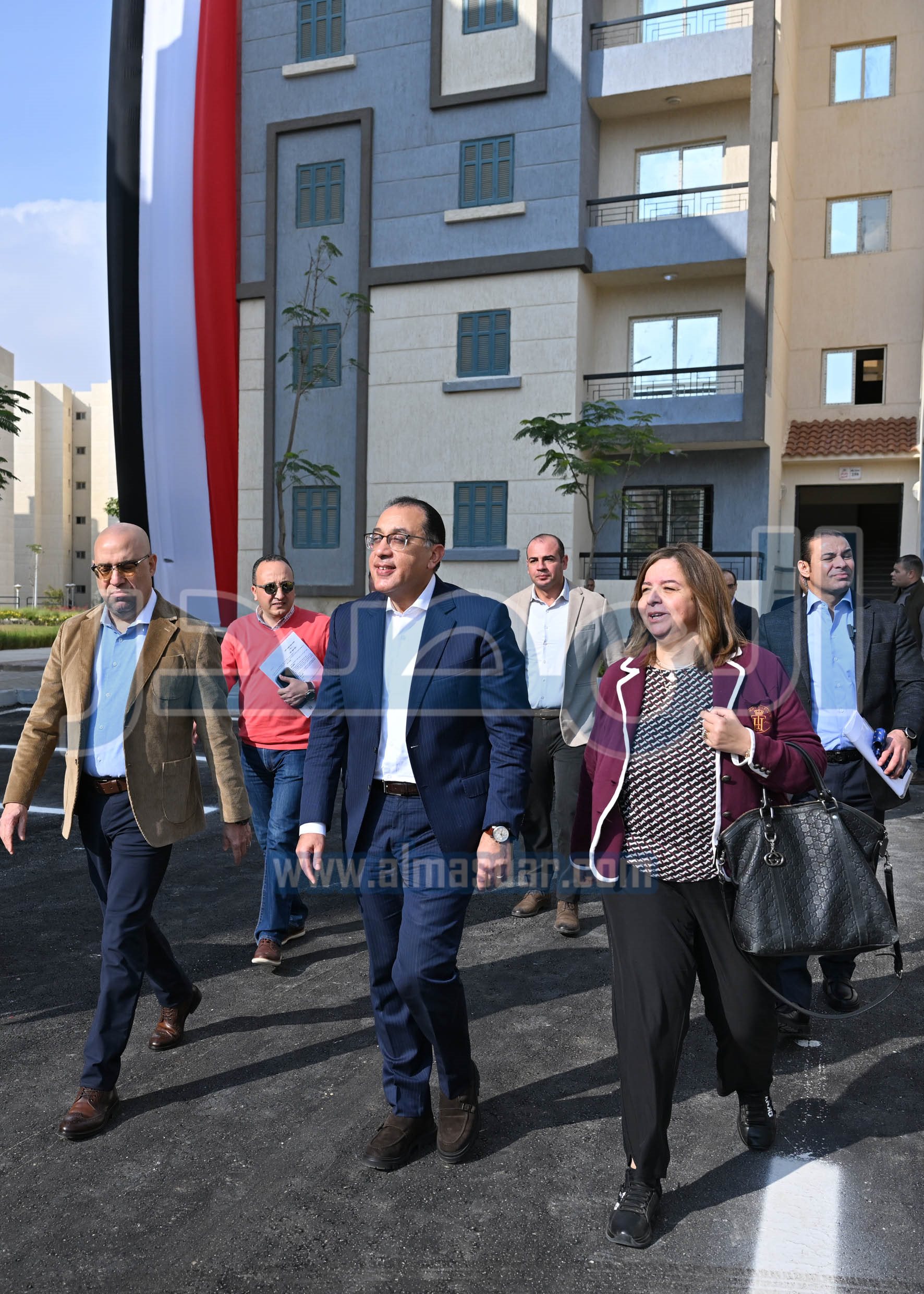رئيس الوزراء يسلم عقود وحدات