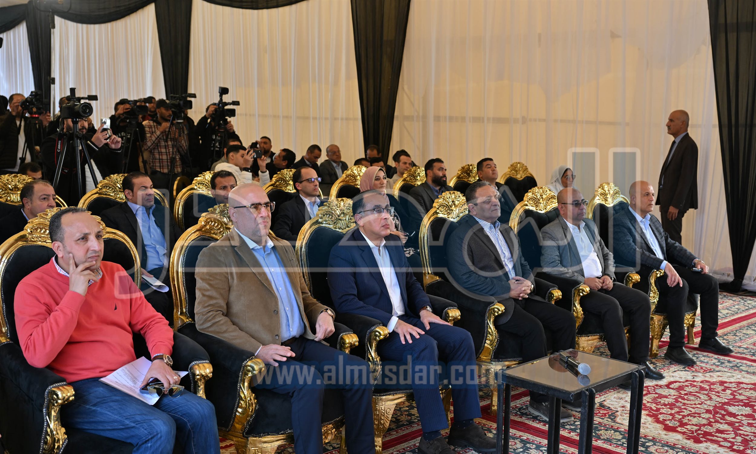 رئيس الوزراء يسلم عقود وحدات