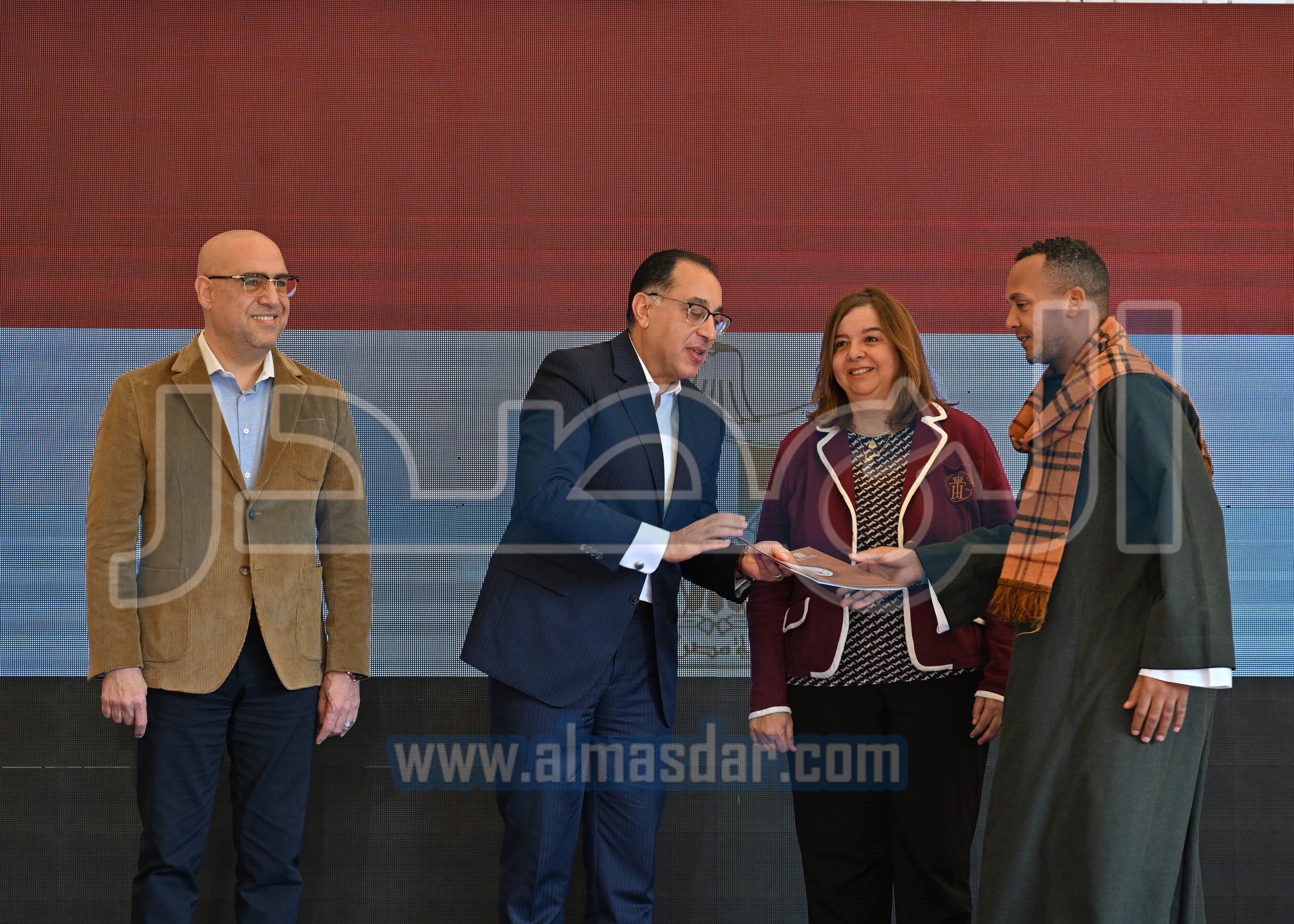 رئيس الوزراء يسلم عقود وحدات مبادرة سكن لكل المصريين بأكتوبر الجديدة