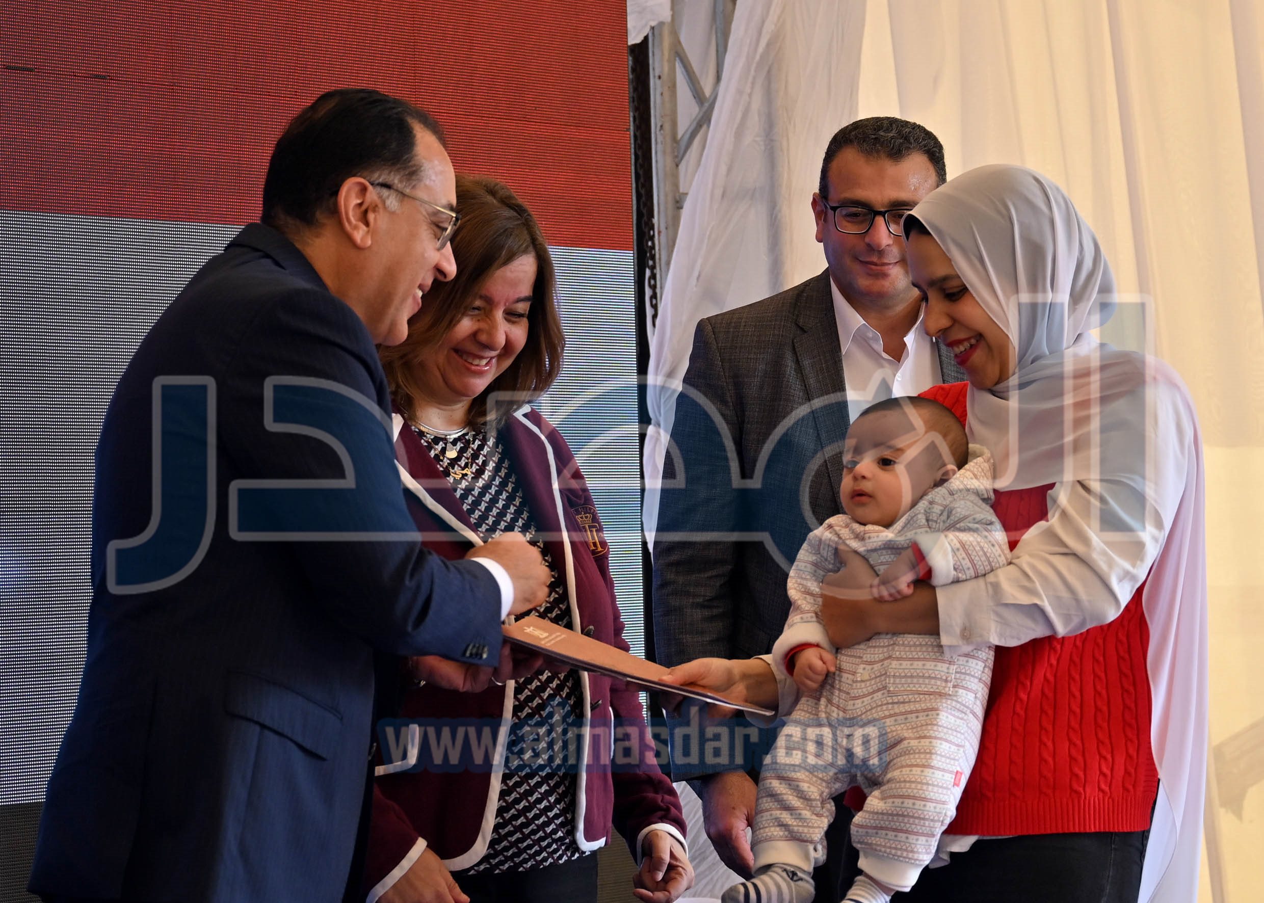 رئيس الوزراء يسلم عقود وحدات مبادرة سكن لكل المصريين بأكتوبر الجديدة