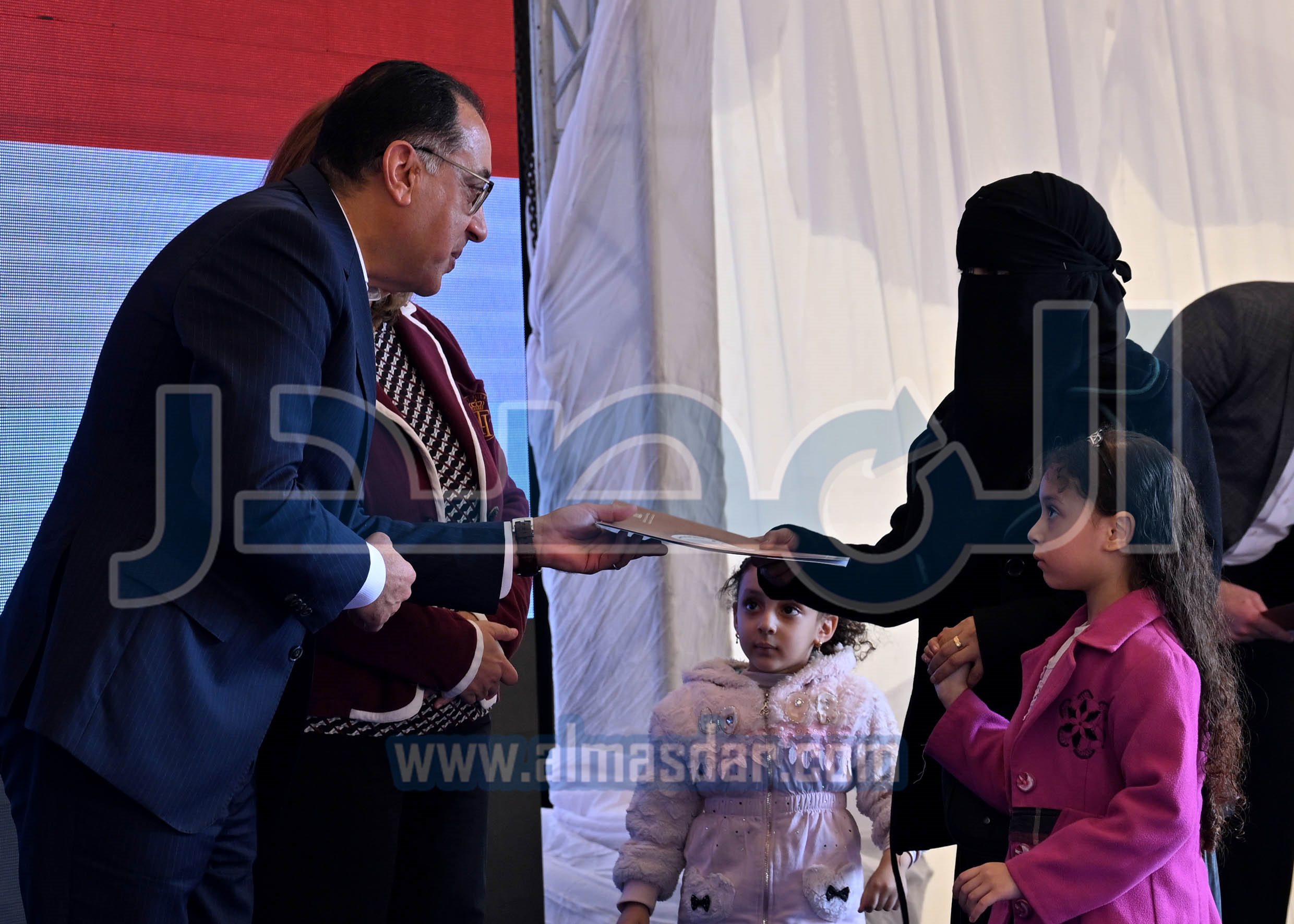 رئيس الوزراء يسلم عقود وحدات مبادرة سكن لكل المصريين بأكتوبر الجديدة