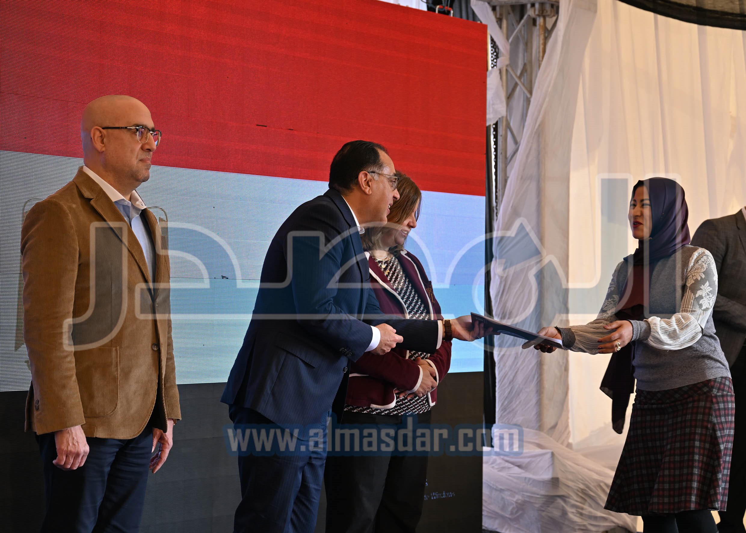 رئيس الوزراء يسلم عقود وحدات مبادرة سكن لكل المصريين بأكتوبر الجديدة