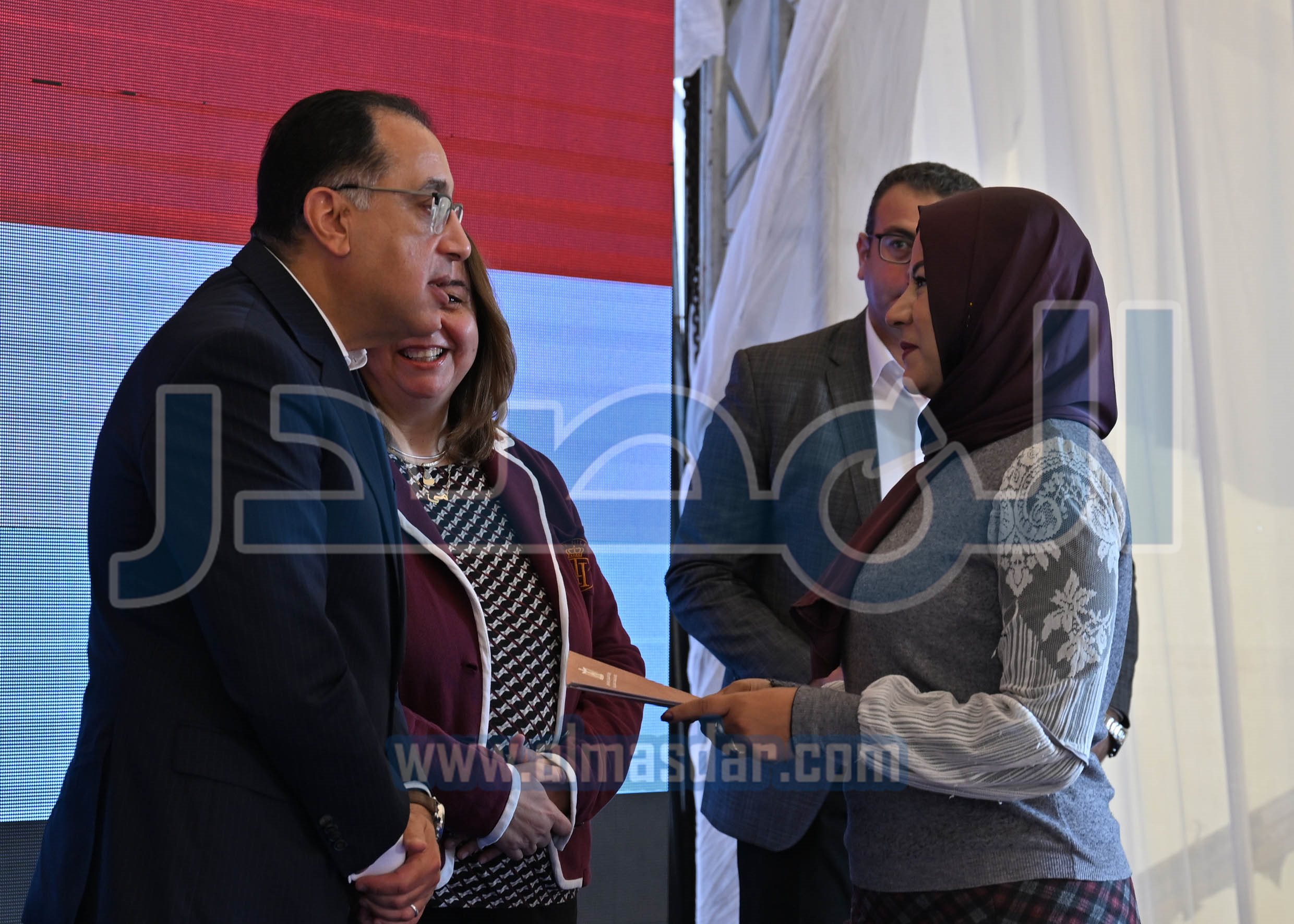 رئيس الوزراء يسلم عقود وحدات مبادرة سكن لكل المصريين بأكتوبر الجديدة