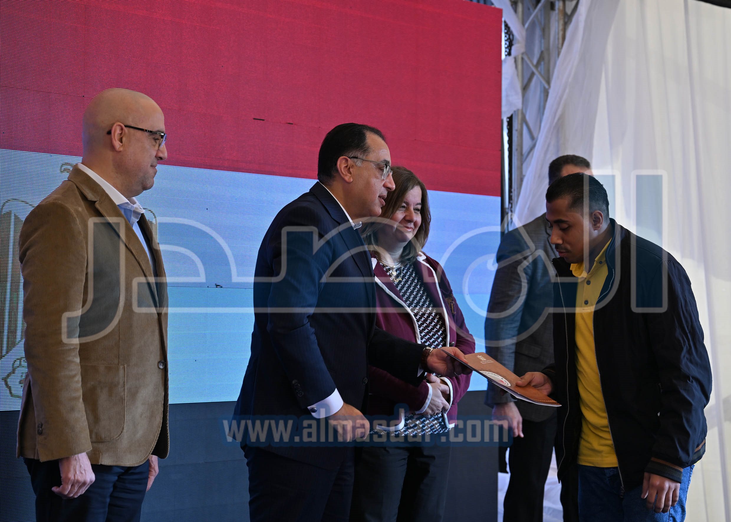 رئيس الوزراء يسلم عقود وحدات مبادرة سكن لكل المصريين بأكتوبر الجديدة