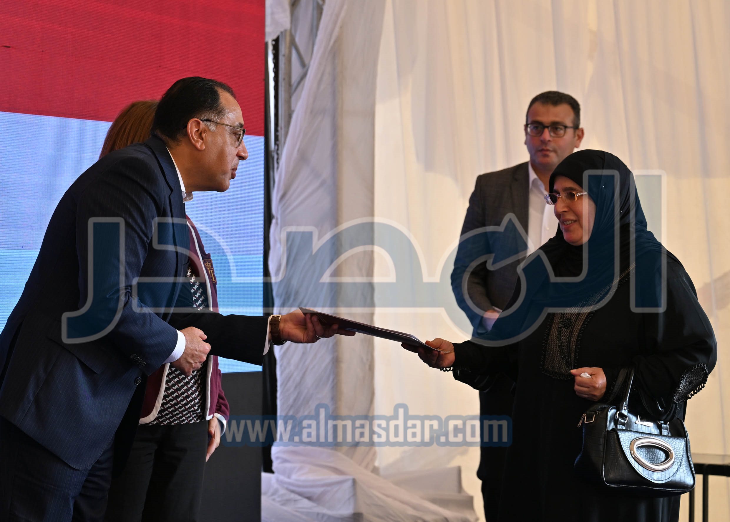 رئيس الوزراء يسلم عقود وحدات مبادرة سكن لكل المصريين بأكتوبر الجديدة
