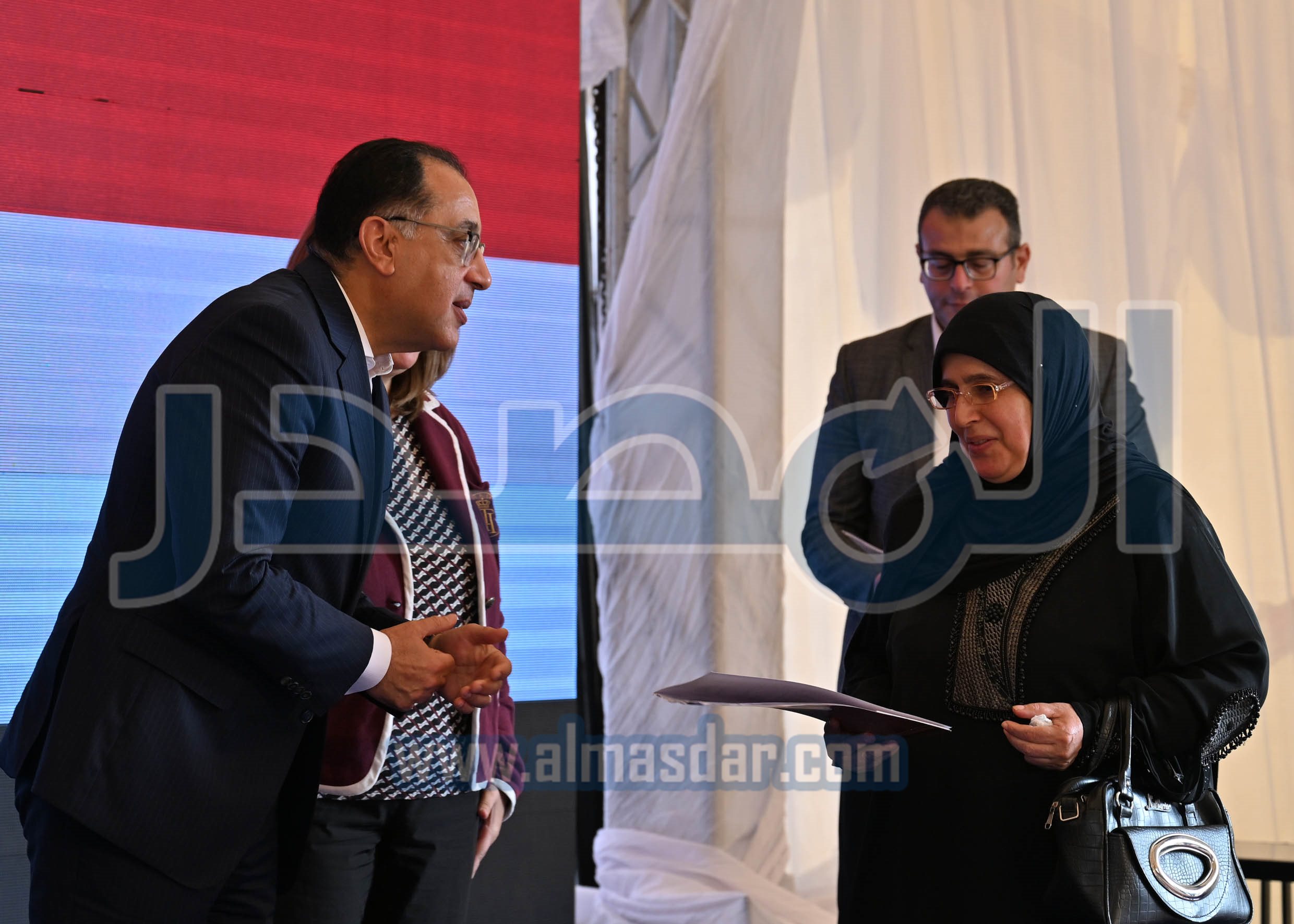 رئيس الوزراء يسلم عقود وحدات مبادرة سكن لكل المصريين بأكتوبر الجديدة