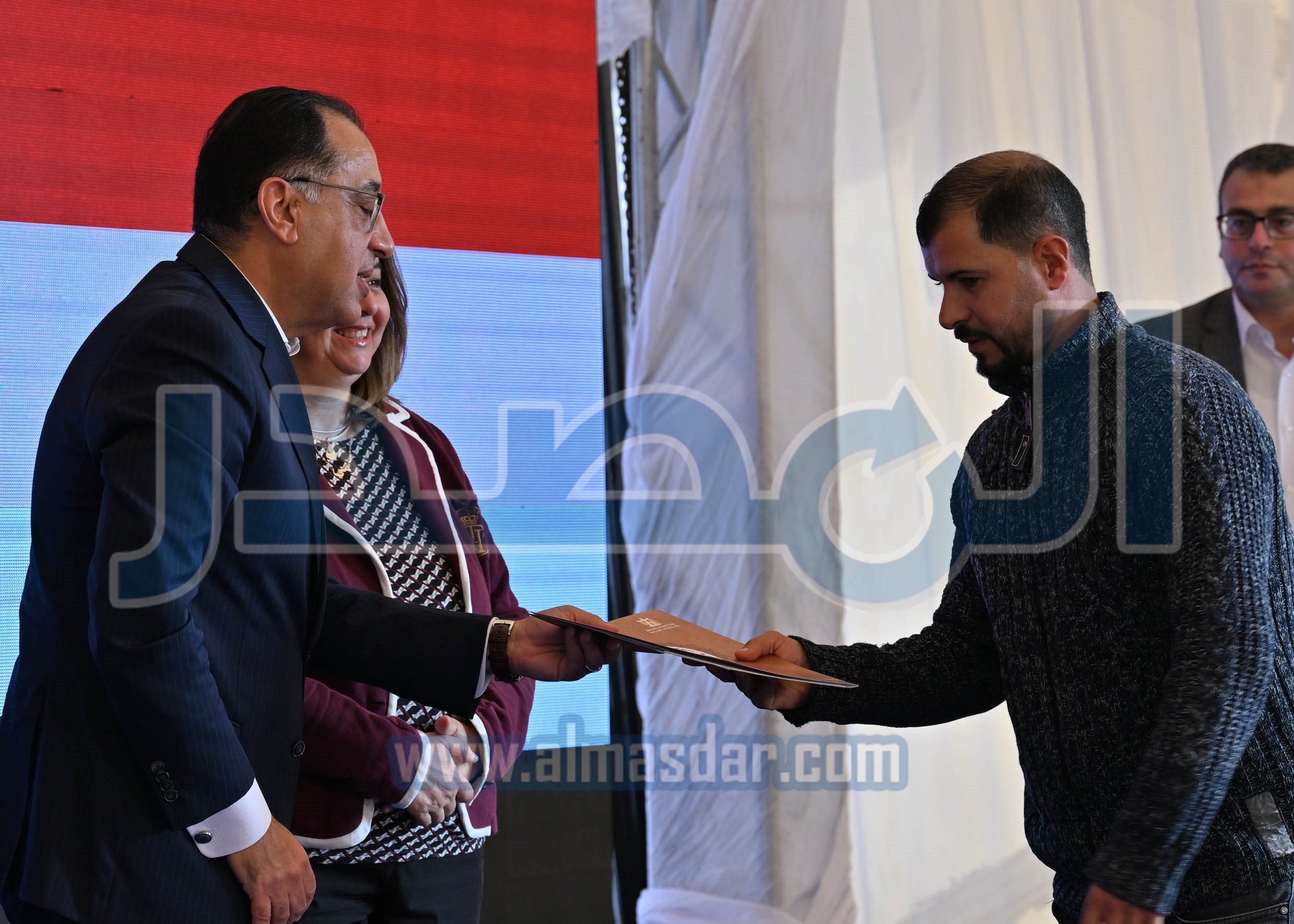 رئيس الوزراء يسلم عقود وحدات مبادرة سكن لكل المصريين بأكتوبر الجديدة