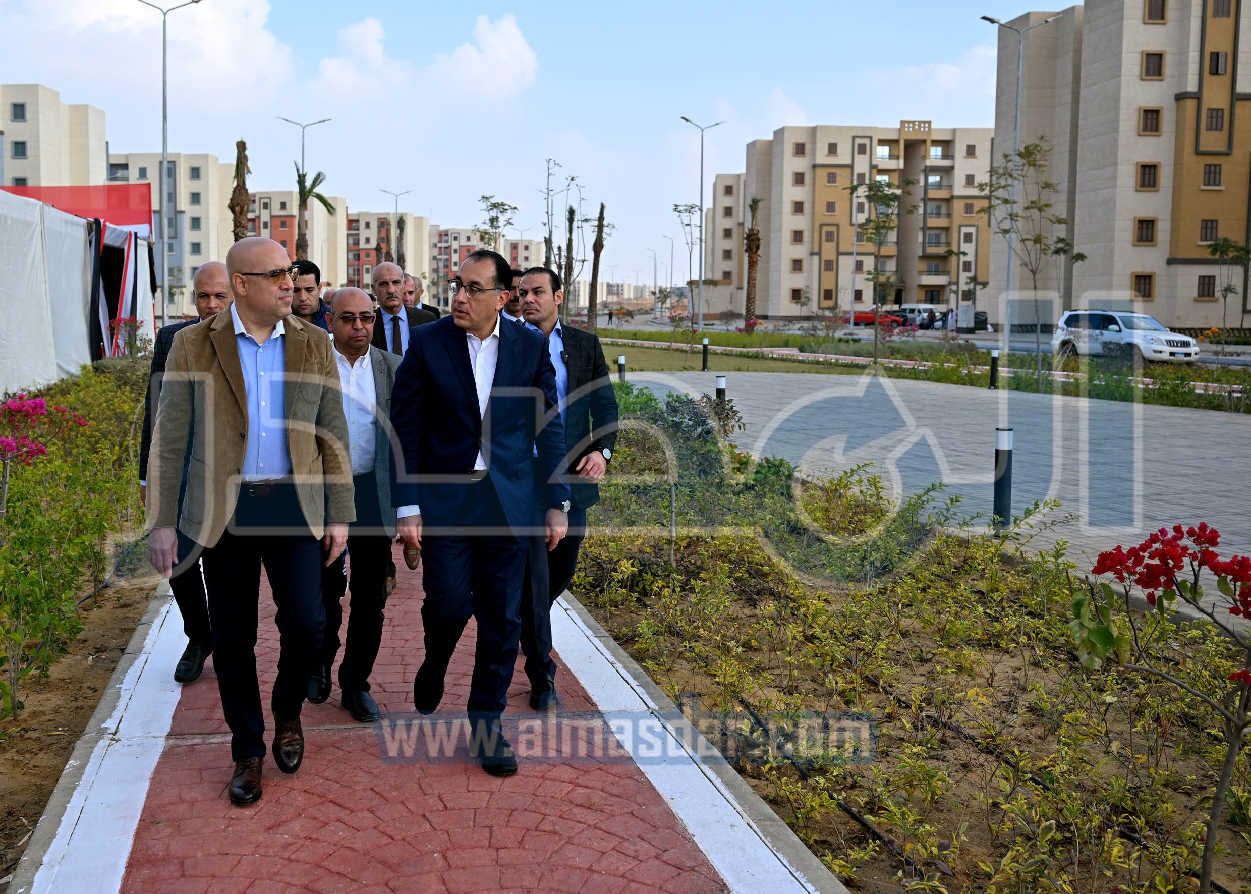 رئيس الوزراء يسلم عقود وحدات مبادرة سكن لكل المصريين بأكتوبر الجديدة