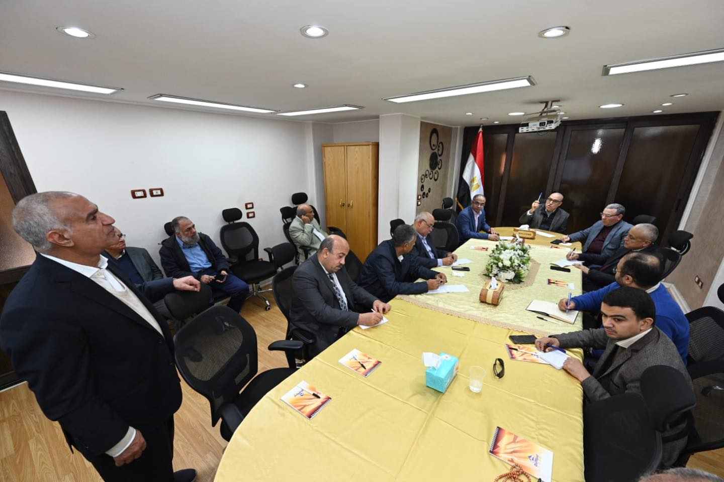 وزير الإسكان يعقد اجتماعا بمقر شركة مياه الجيزة