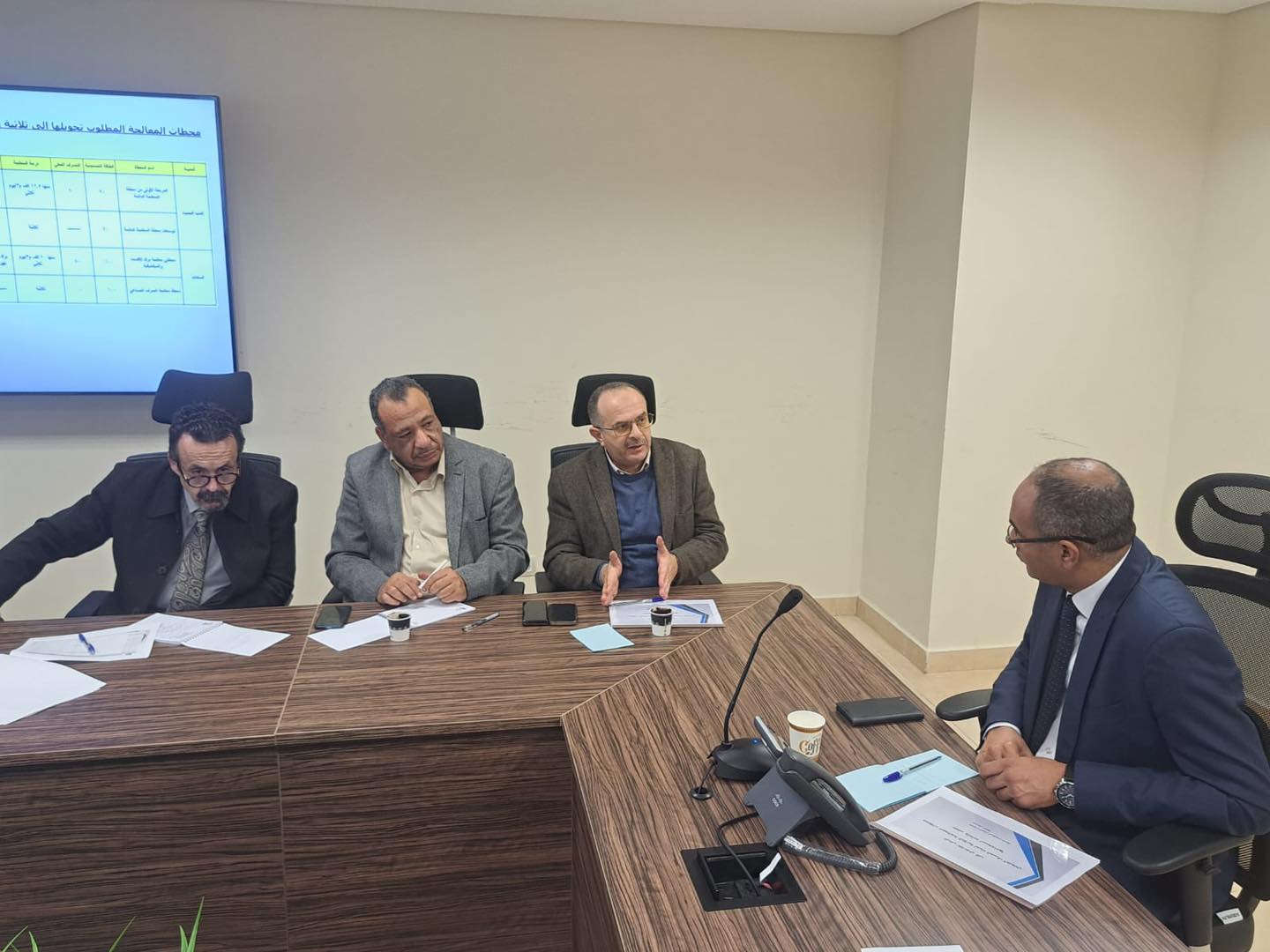 نائب وزير الإسكان يناقش مع رئيس شركة المقاولون العرب