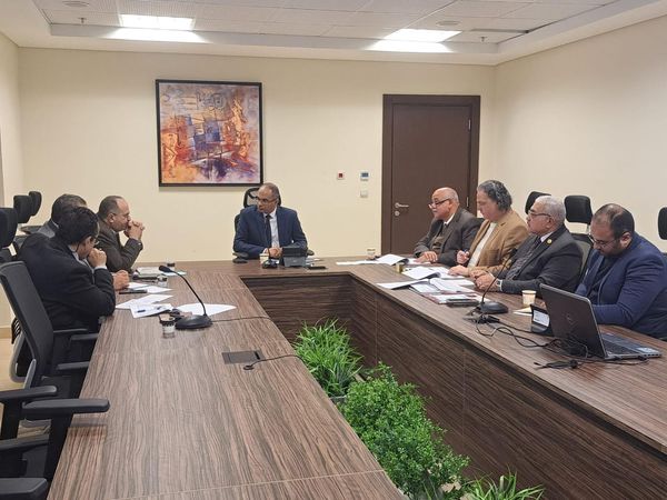 نائب وزير الإسكان يناقش مع رئيس شركة المقاولون العرب