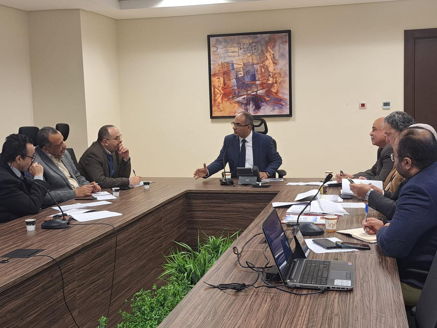 نائب وزير الإسكان يناقش مع رئيس شركة المقاولون العرب