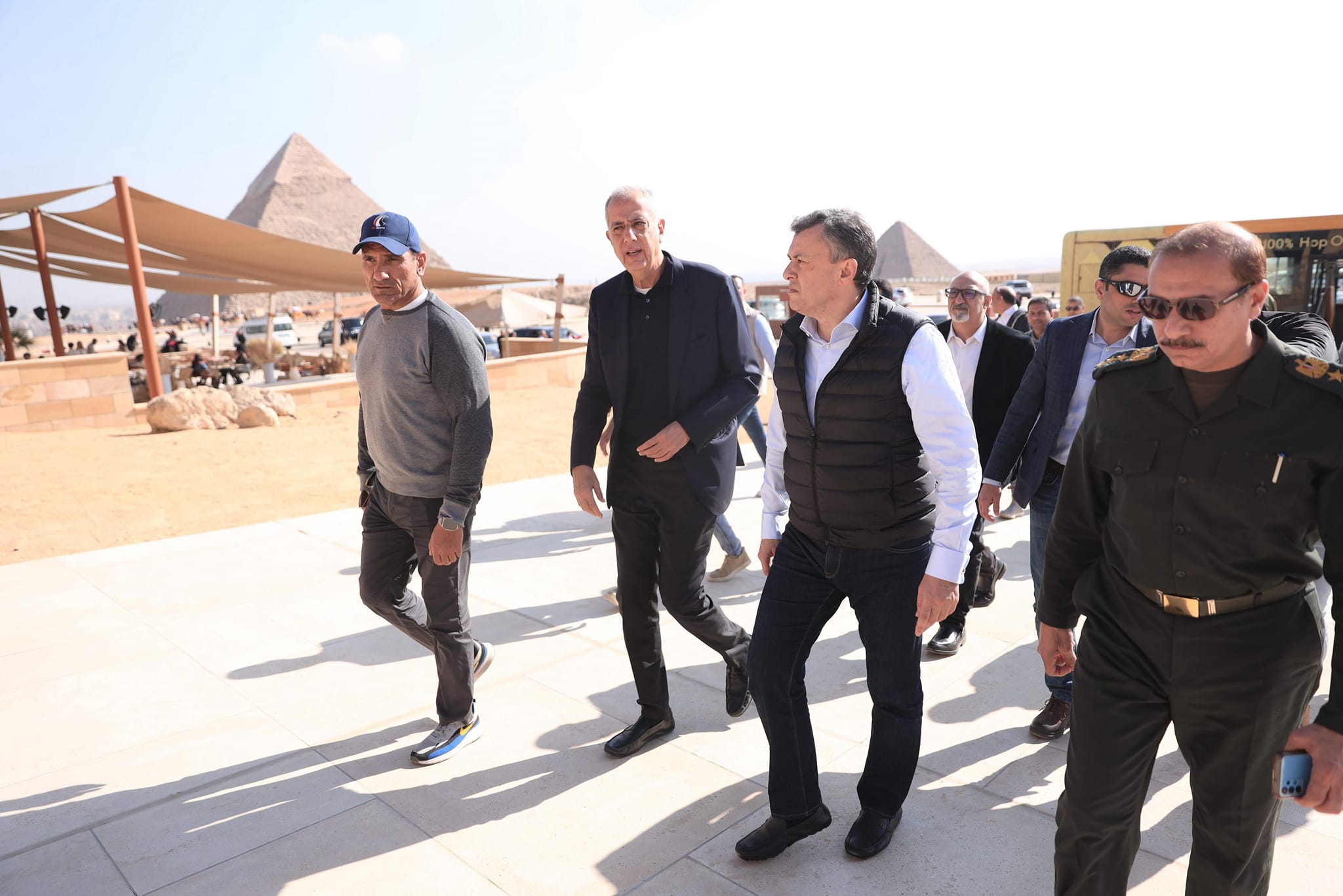 وزير السياحة يتفقد آخر أعمال تطوير الخدمات بمنطقة أهرامات الجيزة