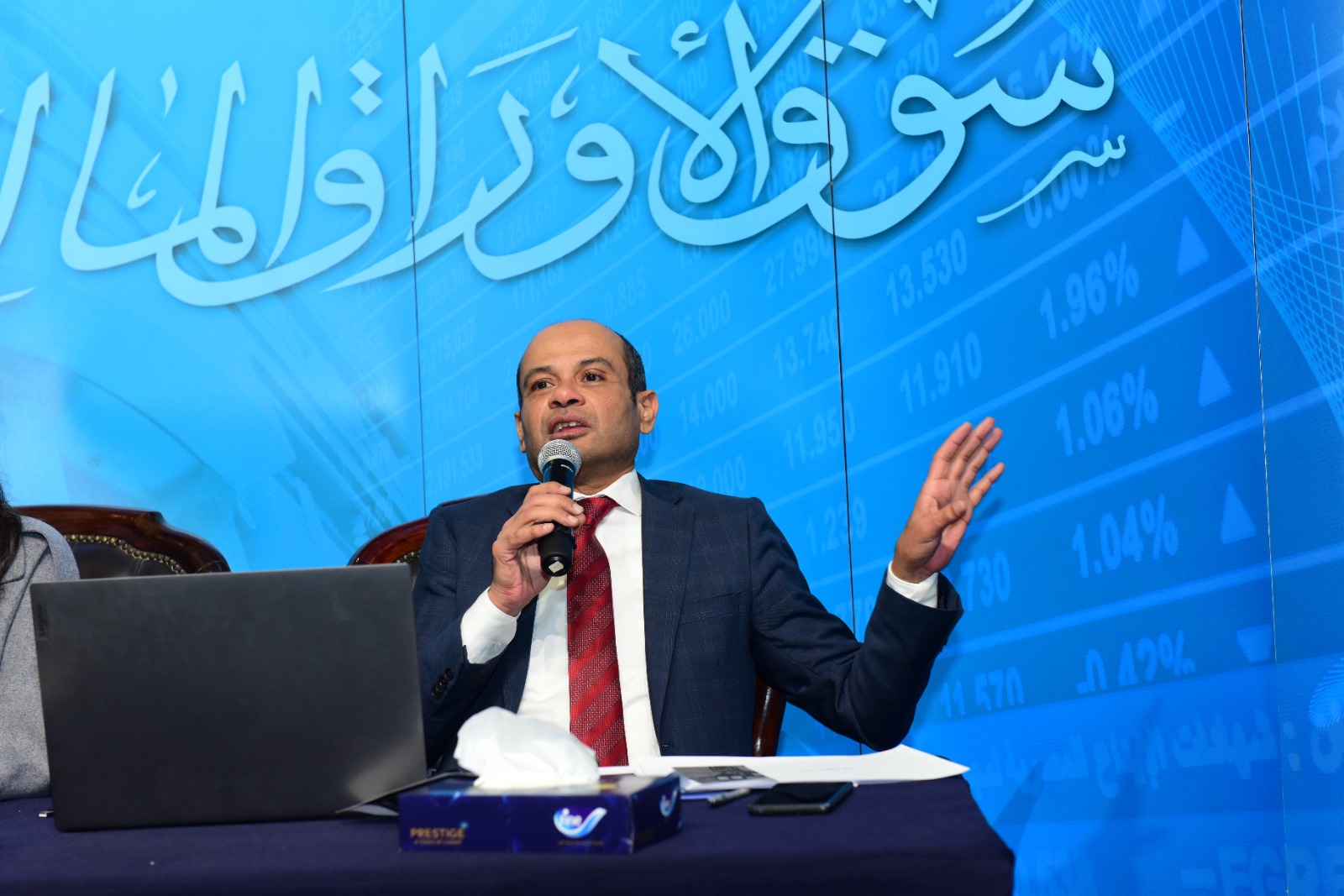 عقد أحمد الشيخ مؤتمر صحفي يستعرض تطورات سوق الأوراق المالية 