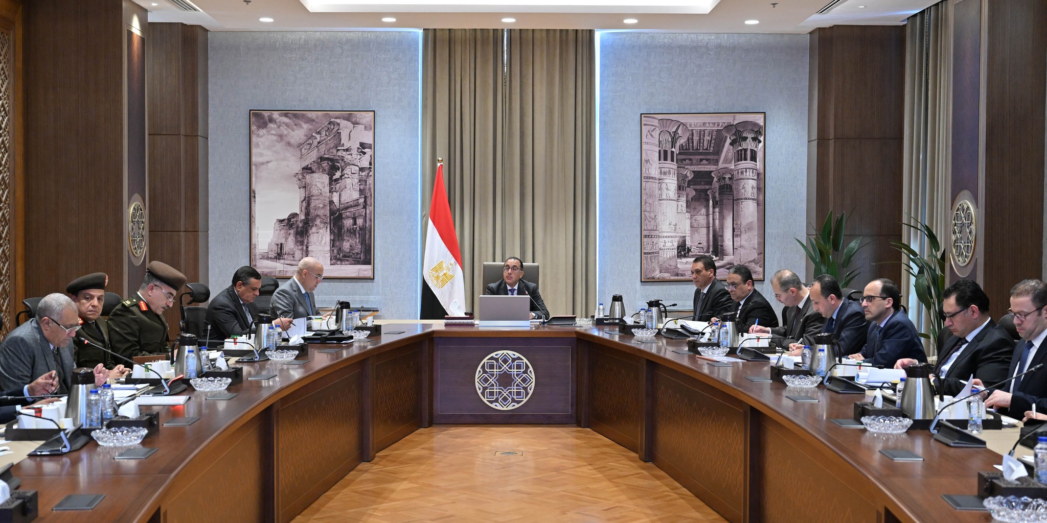 رئيس الوزراء يترأس اجتماع اللجنة الرئيسية لتقنين الكنائس