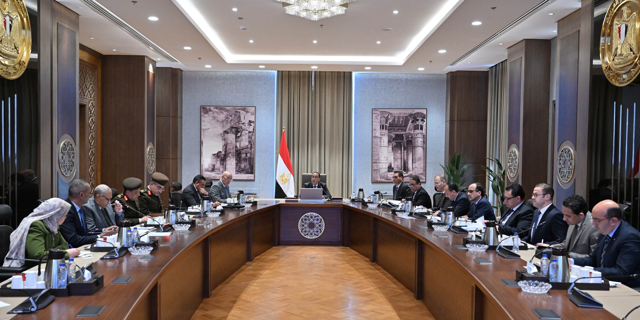 رئيس الوزراء يترأس اجتماع اللجنة الرئيسية لتقنين الكنائس