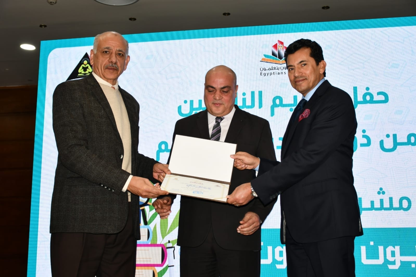 وزير الشباب والرياضة يكرم ذوي القدارات والهمم الناجحين