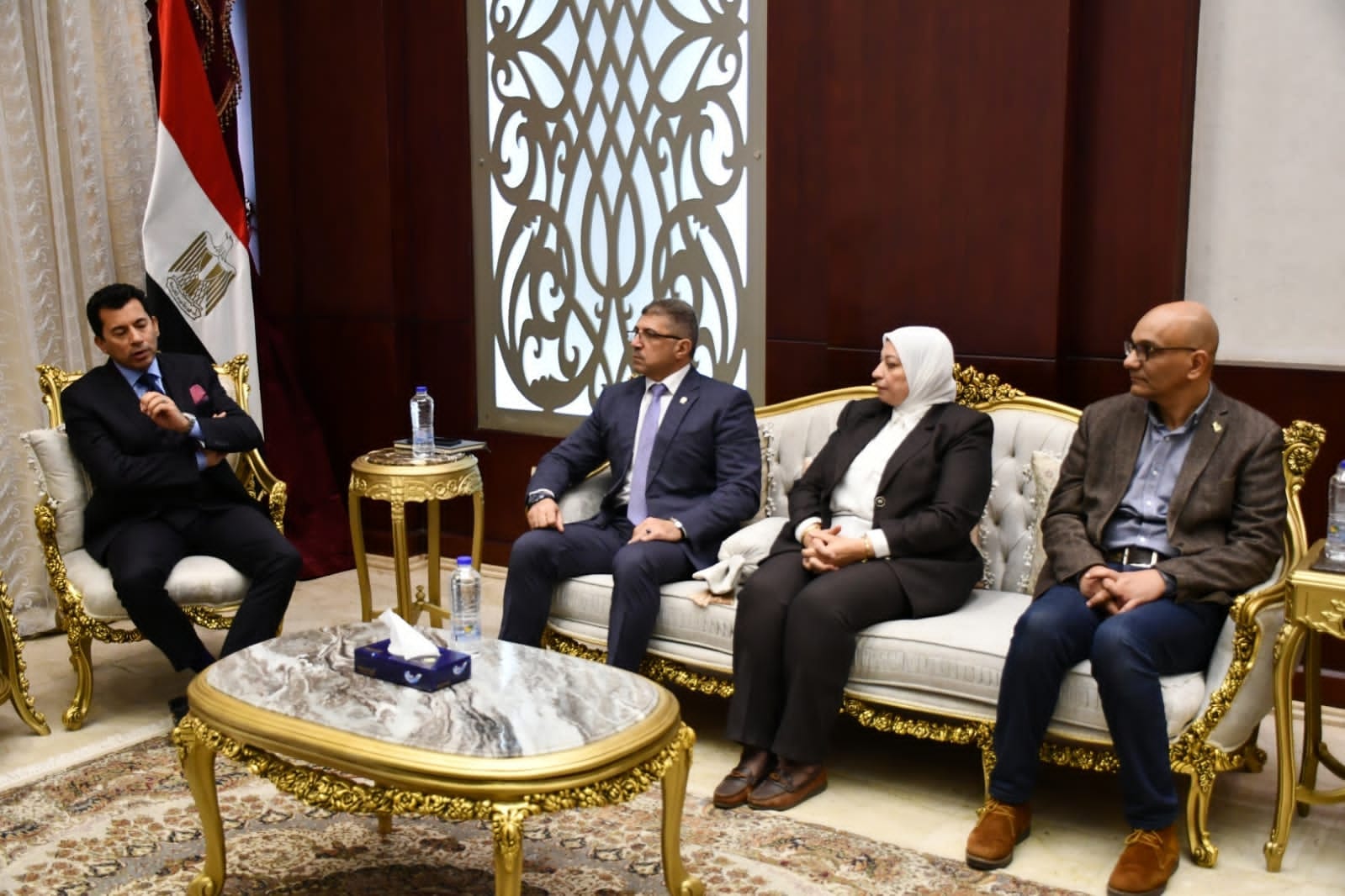 وزير الرياضة يبحث اعمال التطوير ورفع كفاءة المنشآت الشبابية والرياضية