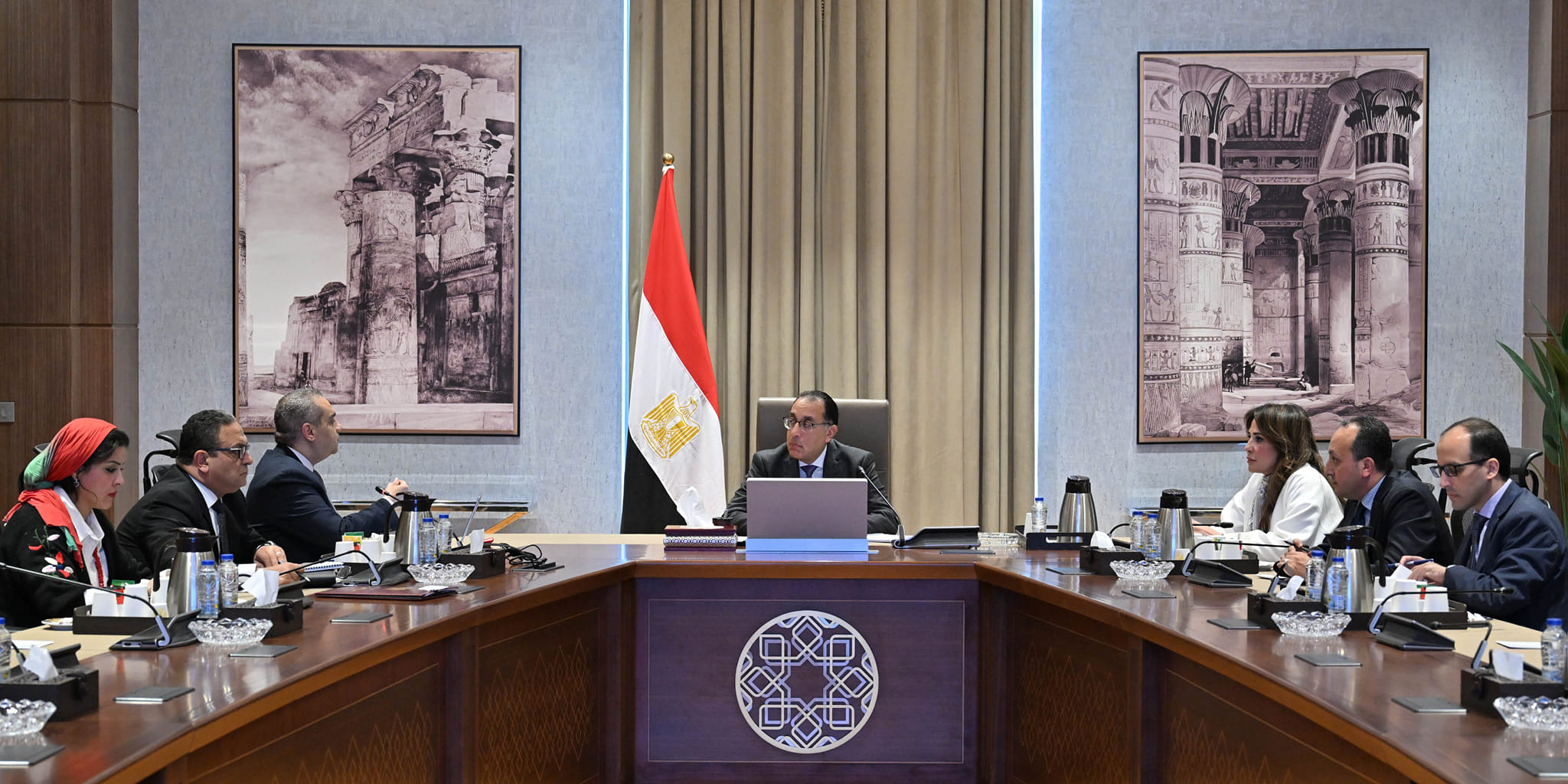 رئيس الوزراء في اجتماع مع رئيس هيئة الدواء المصرية